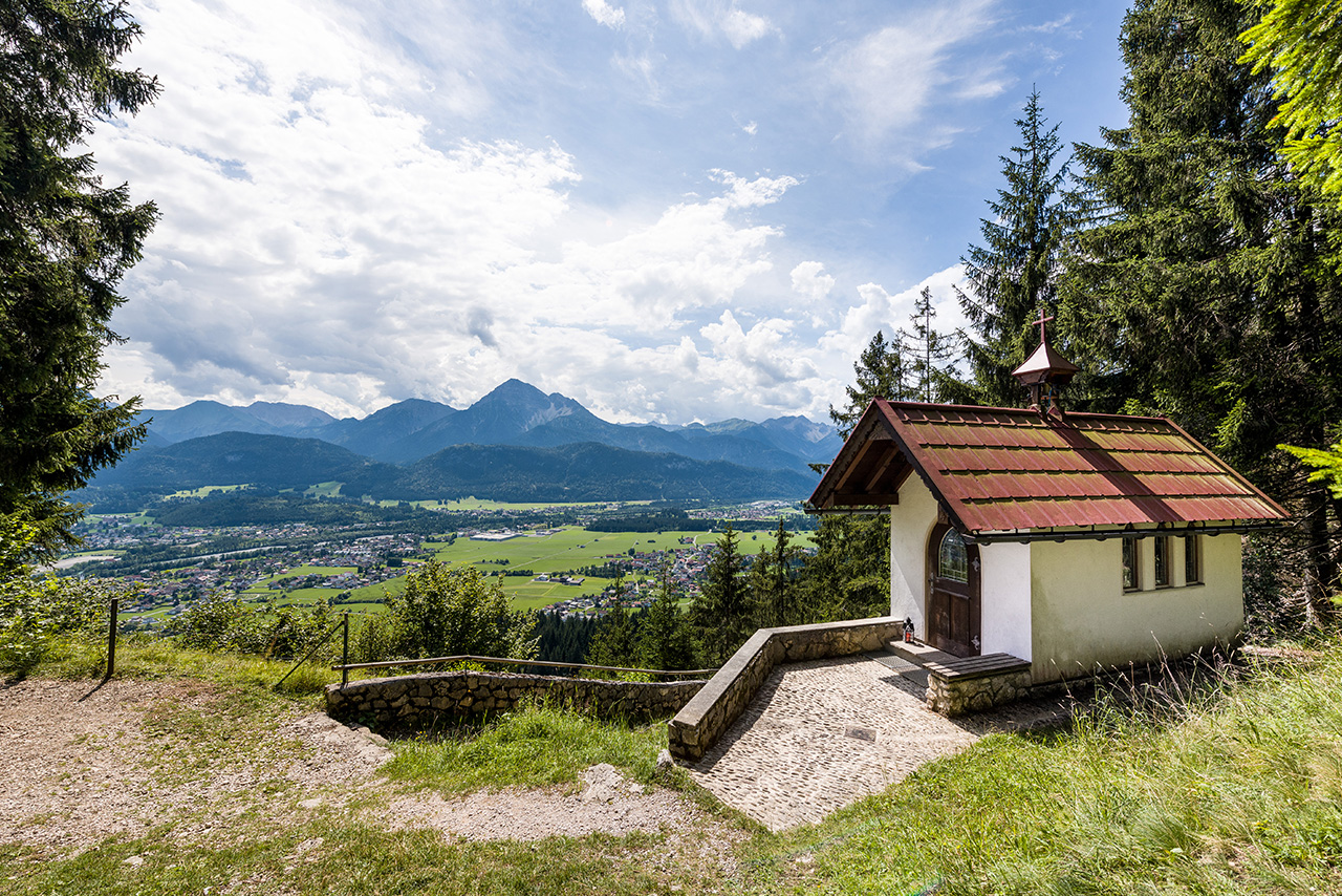 Eine kleine Kapelle in den Bergen.