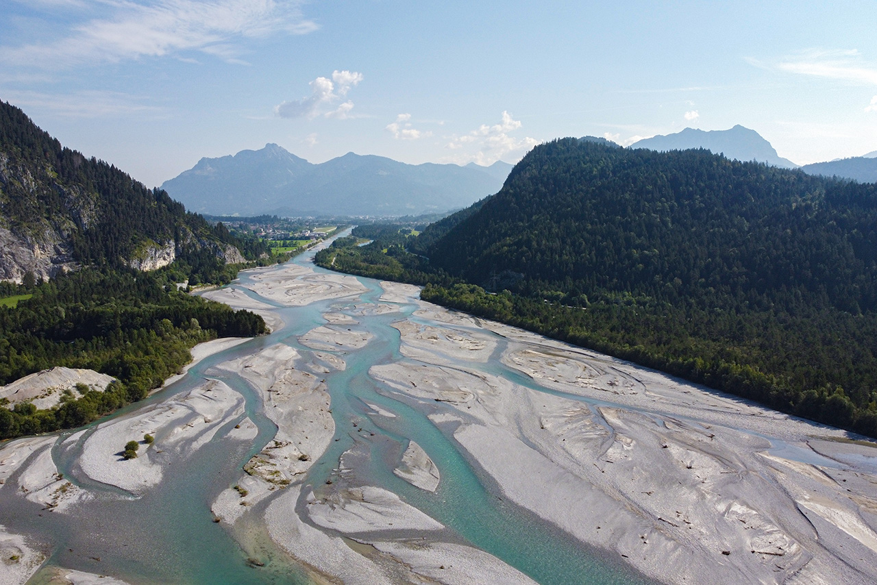 Der Lech, der sich durch die Landschaft schlängelt.