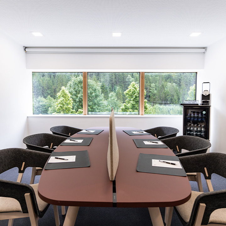 Ein workshopraum, in dem ein ovaler Tisch mit Bestuhlung für sieben Personen steht.